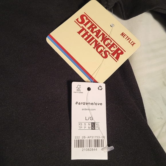 *NEW* STRANGER THINGS Eleven + Cast Black T-shirt Size Large Netflix - Picture 4 of 4